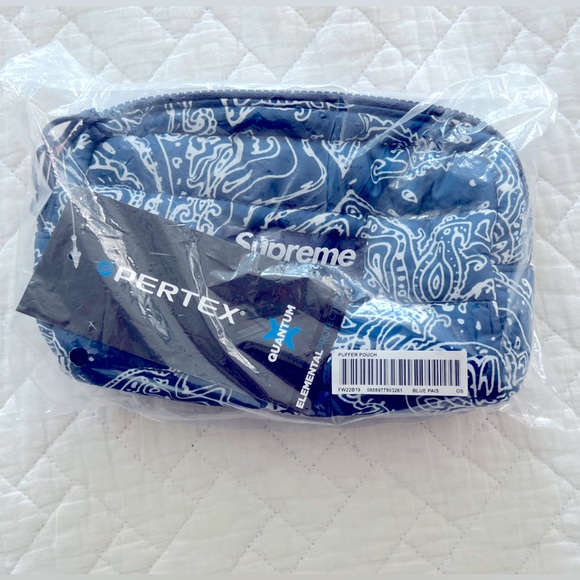 Supreme Puffer Pouch, blue paisley, 1.5 L NWT - Picture 3 of 3